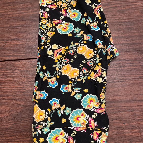 LuLaRoe OS leggings.